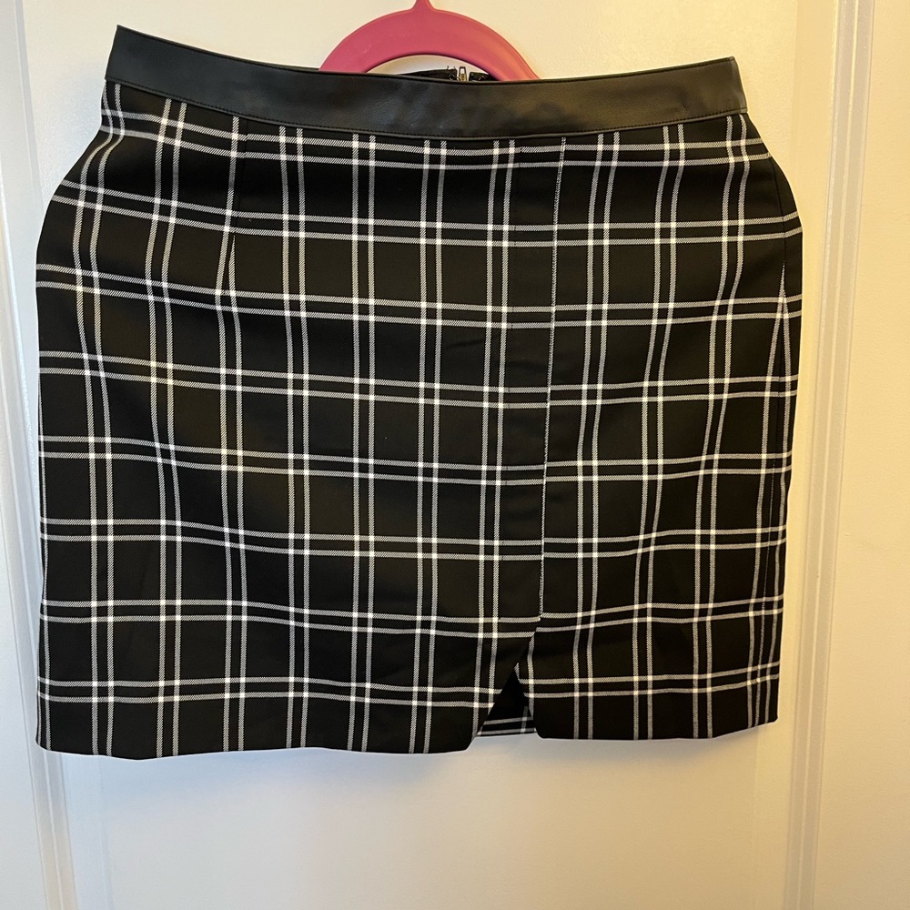 Mini skirt with faux leather black waistband and zip up in back